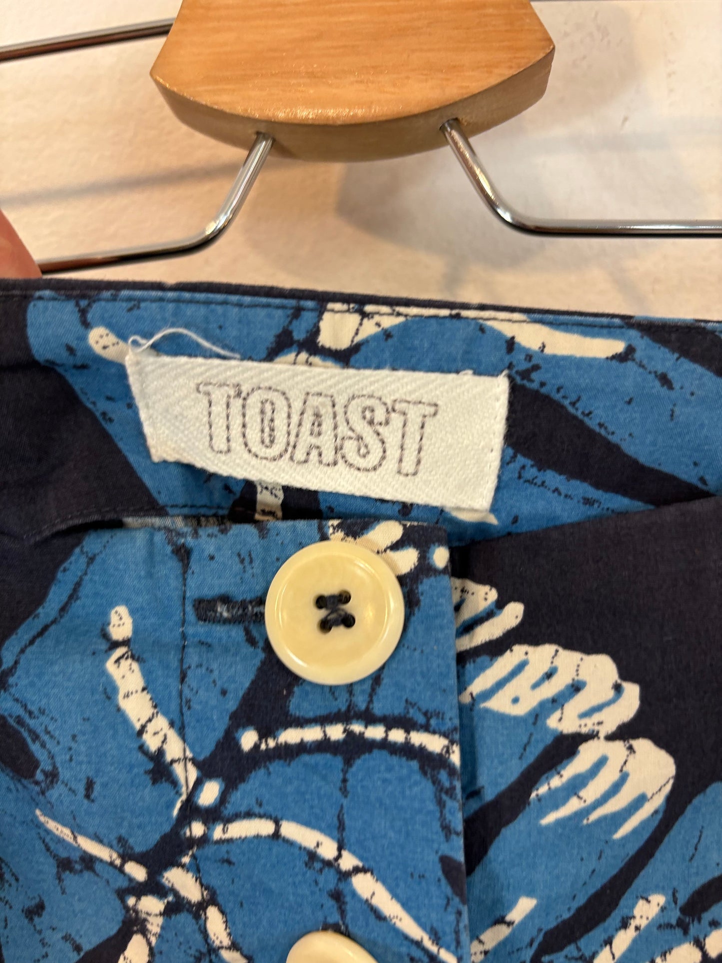TOAST . Falda midi estampada bolsillos
