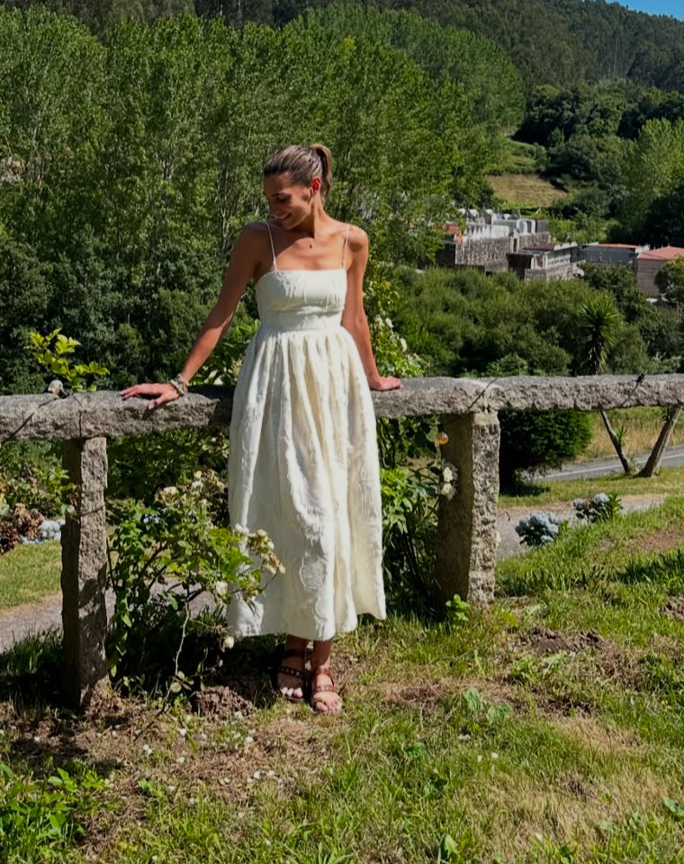 H&M. Vestido midi textura y vuelo. T XS