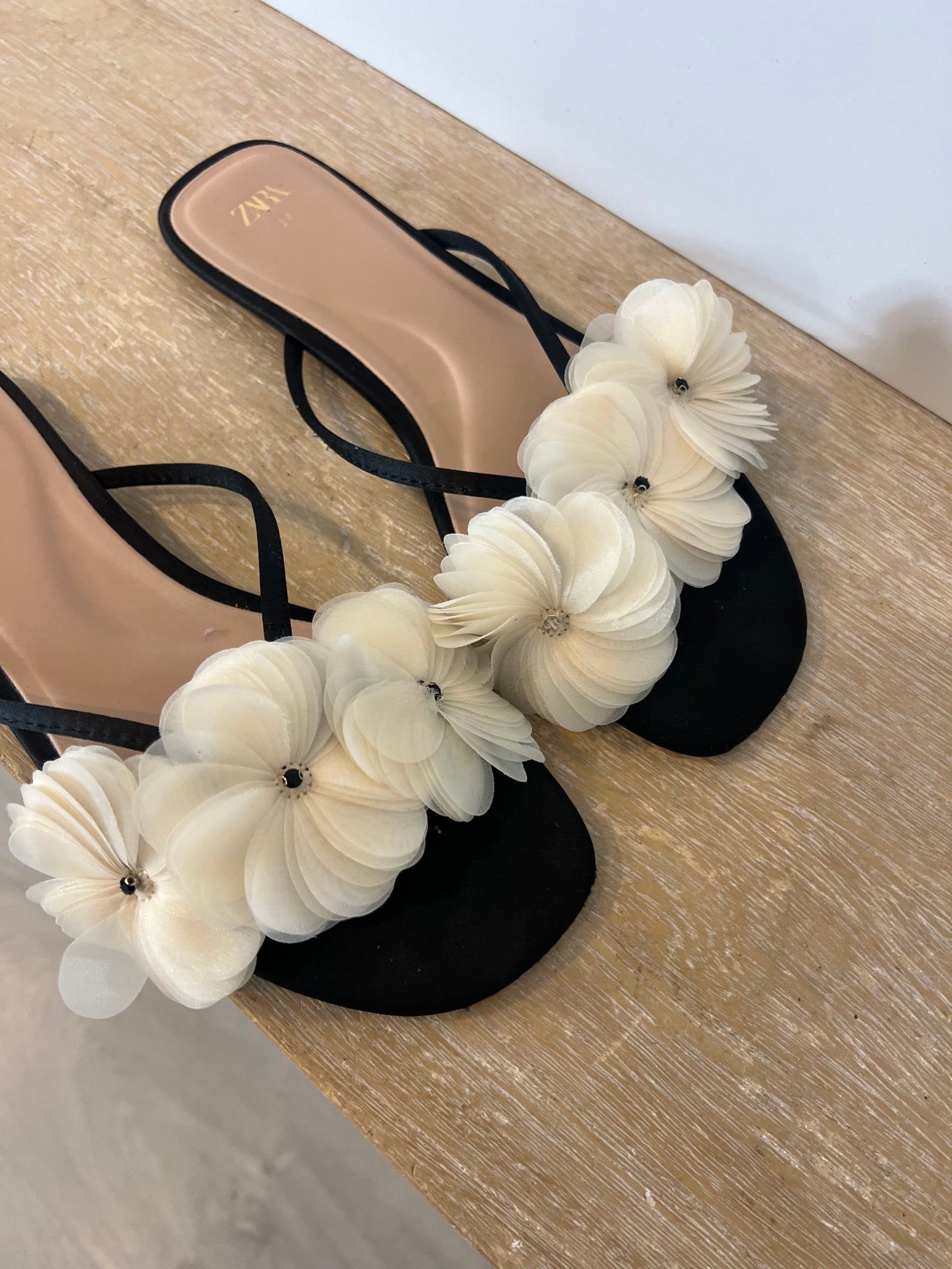 ZARA. Sandalia plana hojas tela. T 37