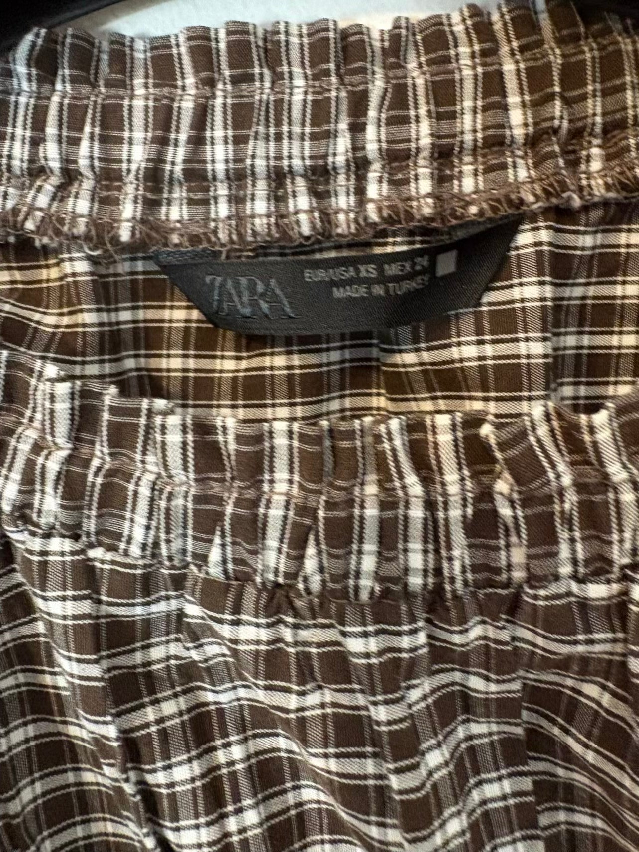 ZARA. Blusa fruncidos detalles bordados