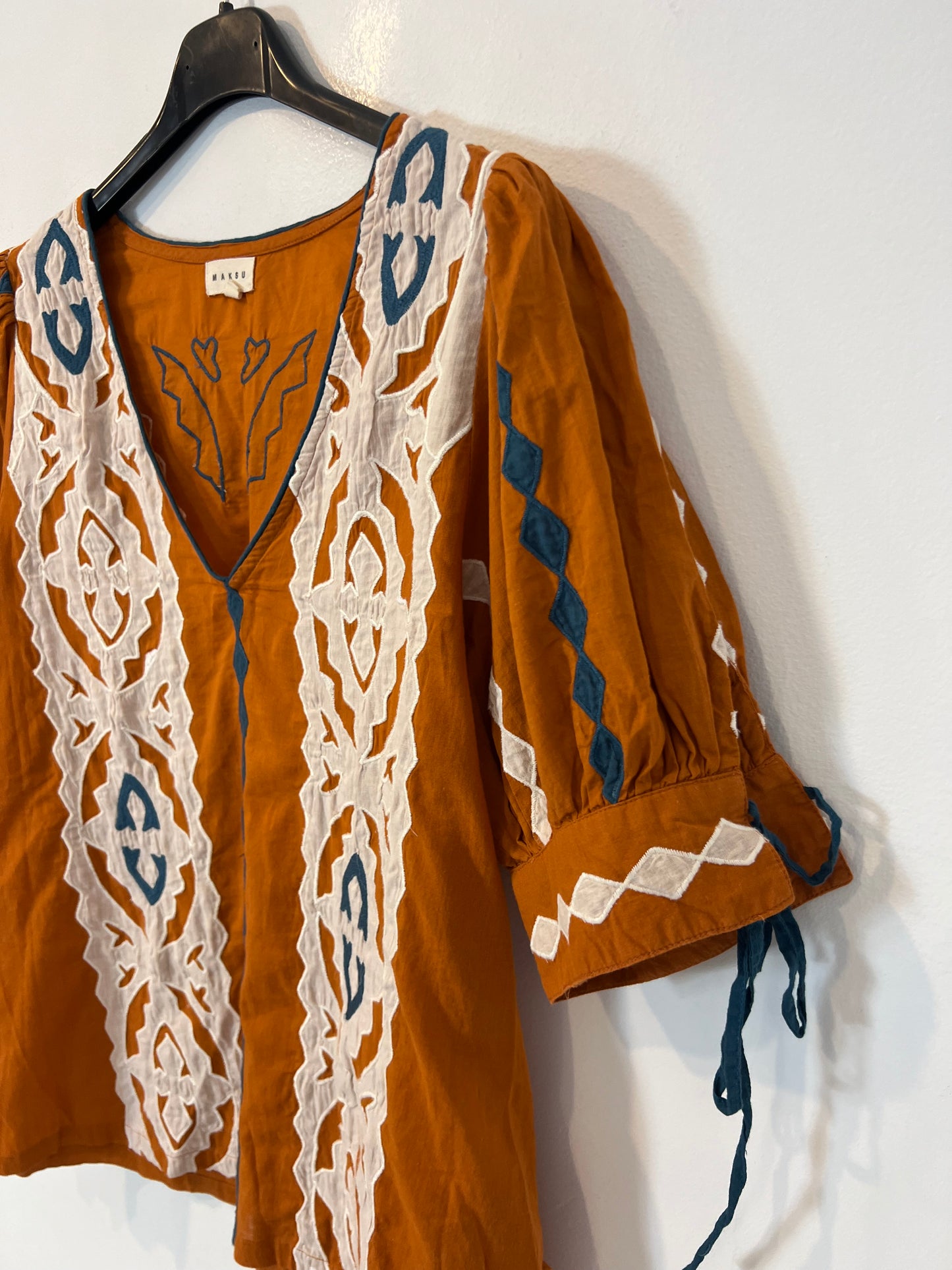 MAKSU. Top caldero bordados. T M