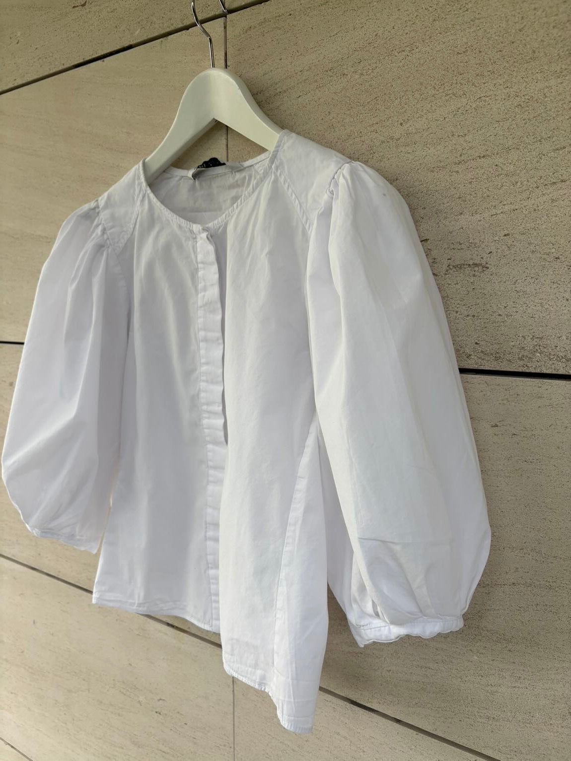 ZARA. Blusa blanca manga farol