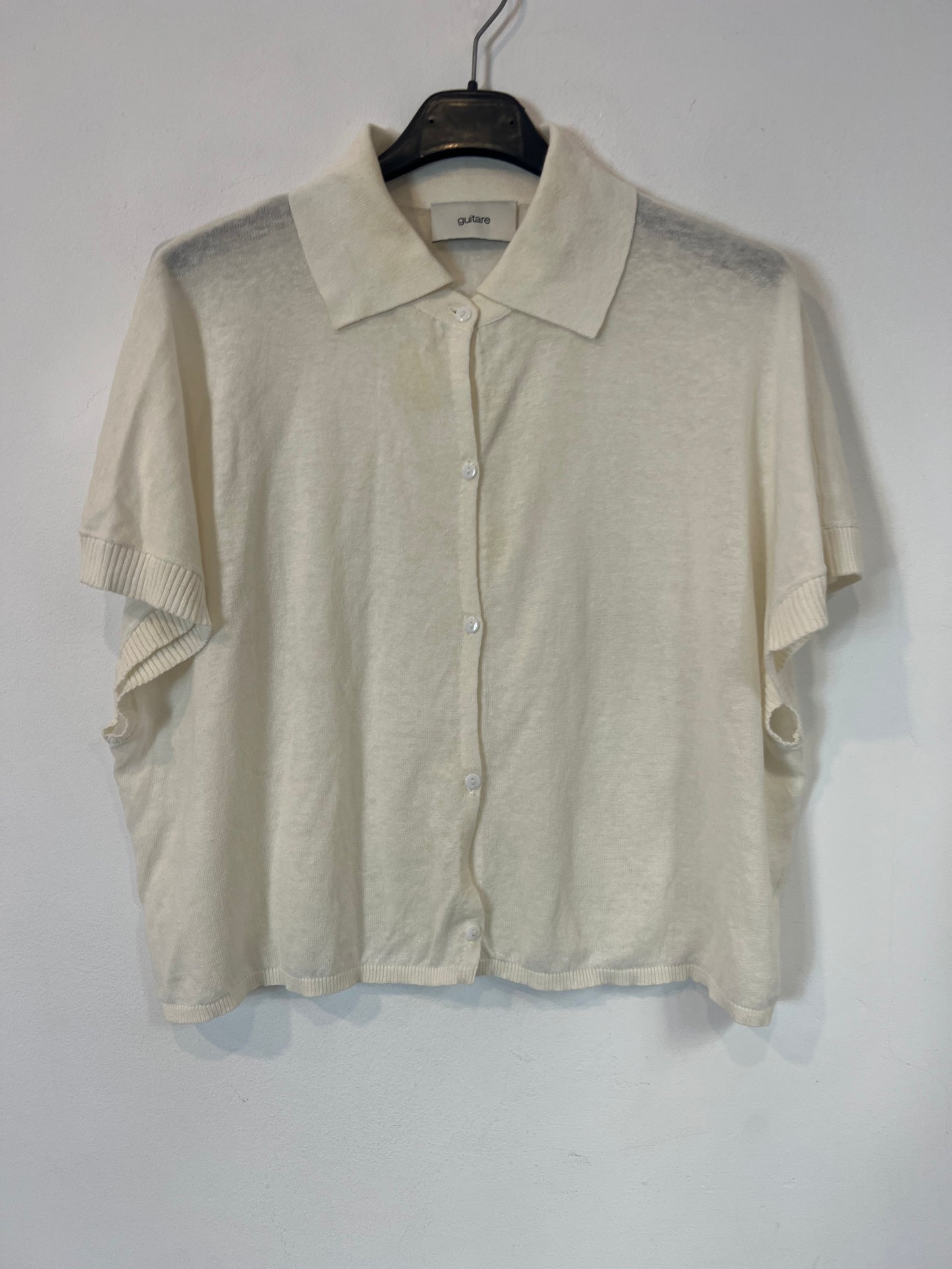 GUITARE. Top punto blanco abotonado. T M
