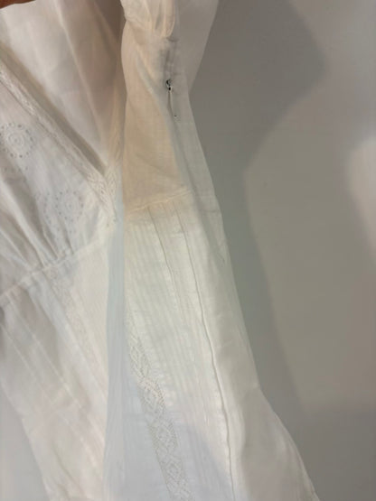 ZARA. Vestido corto blanco bordados