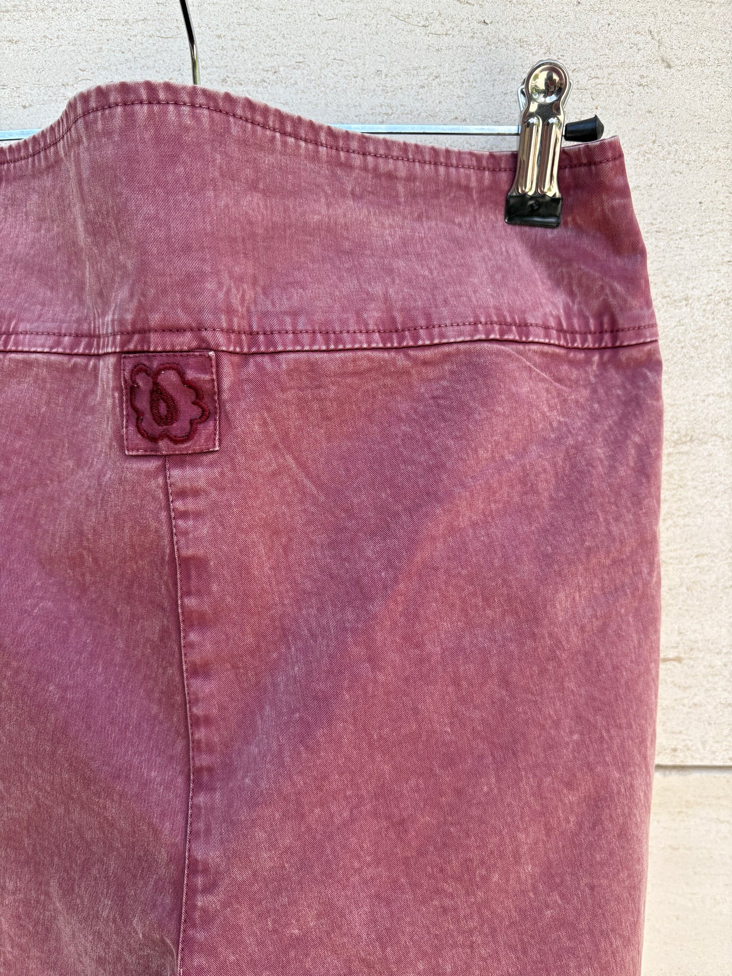 DAHLIA. Pantalones granate efecto desgastado