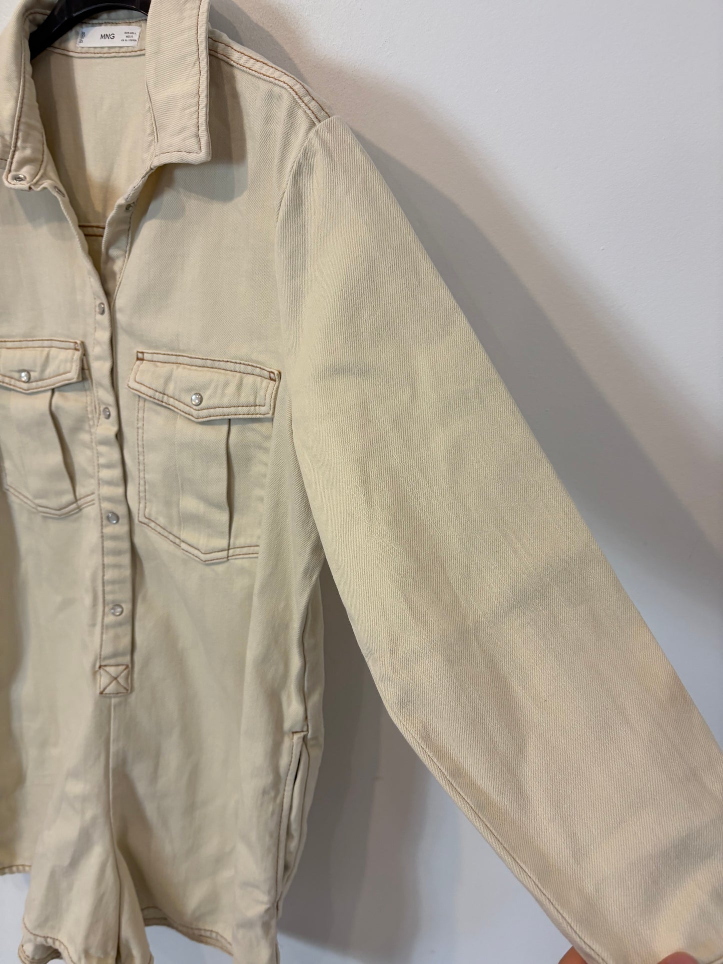 MANGO. Mono denim corto beige
