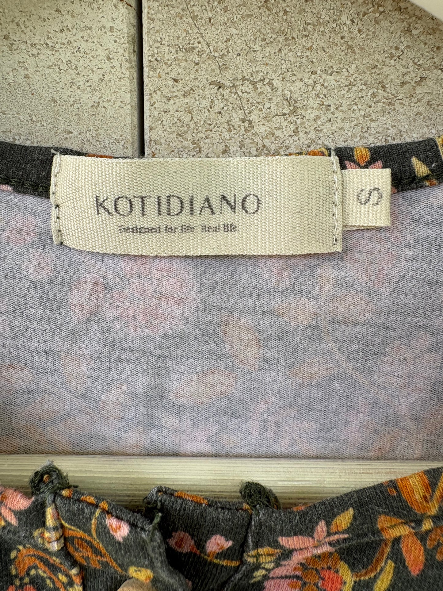 KOTIDIANO. Top flores manga larga
