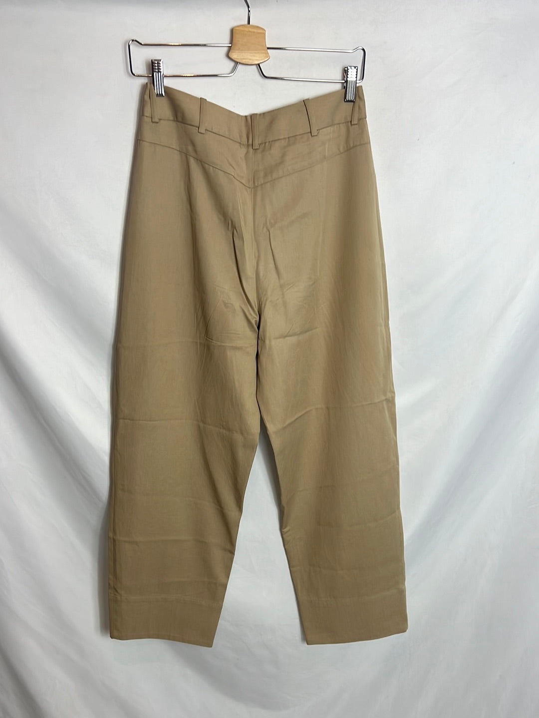 ZARA. Dark beige pleated trousers. TS