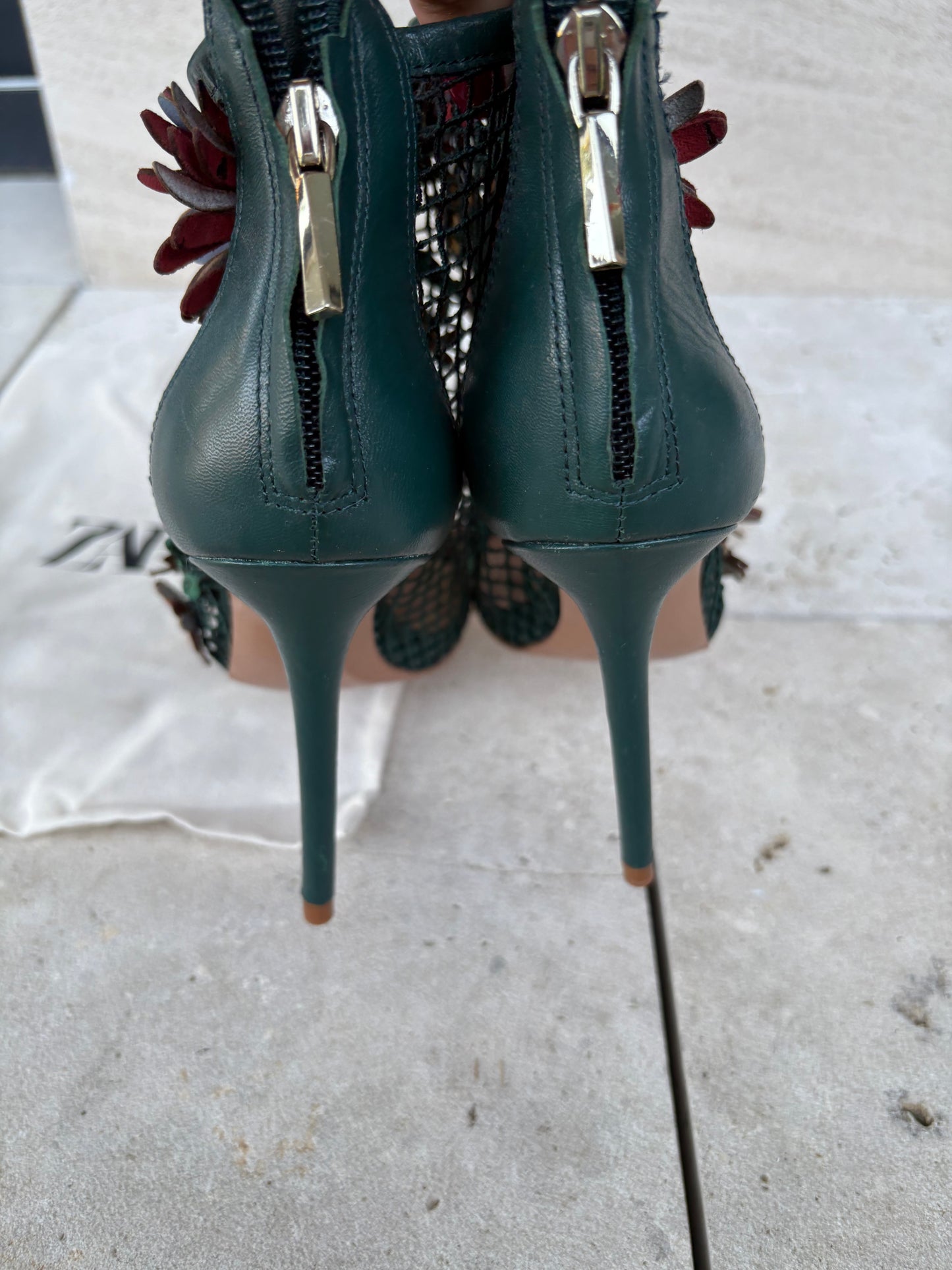 ZARA. Sandalias piel flores. T 36