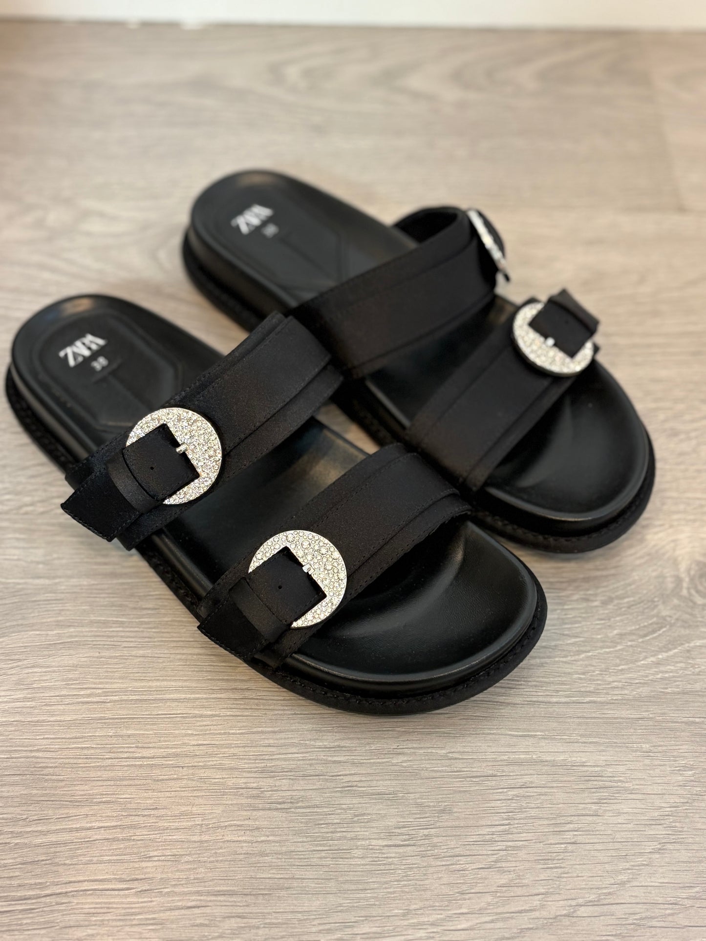 ZARA. Sandalia negra hebillas T.38