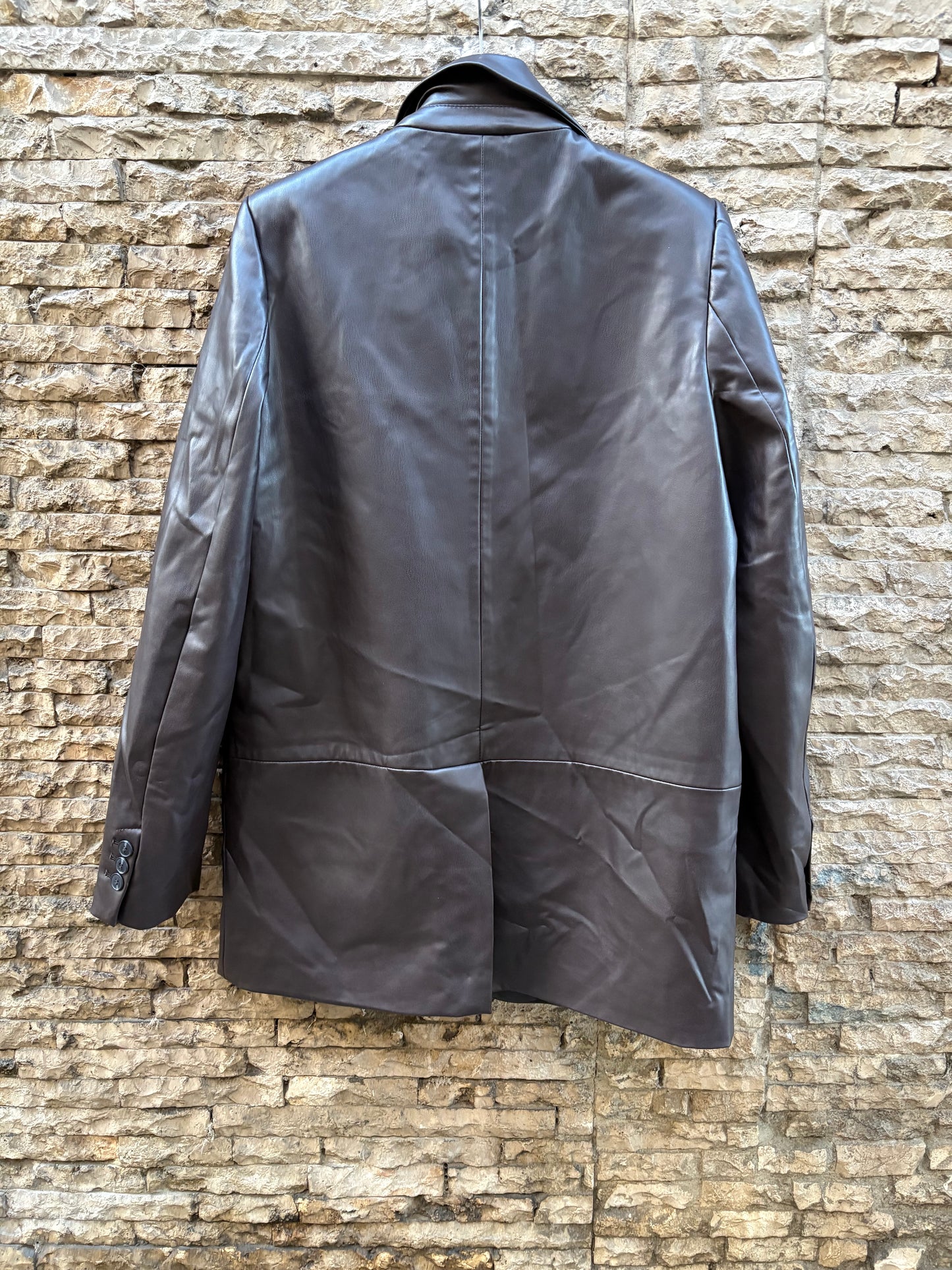 ZARA. Blazer marrón efecto piel