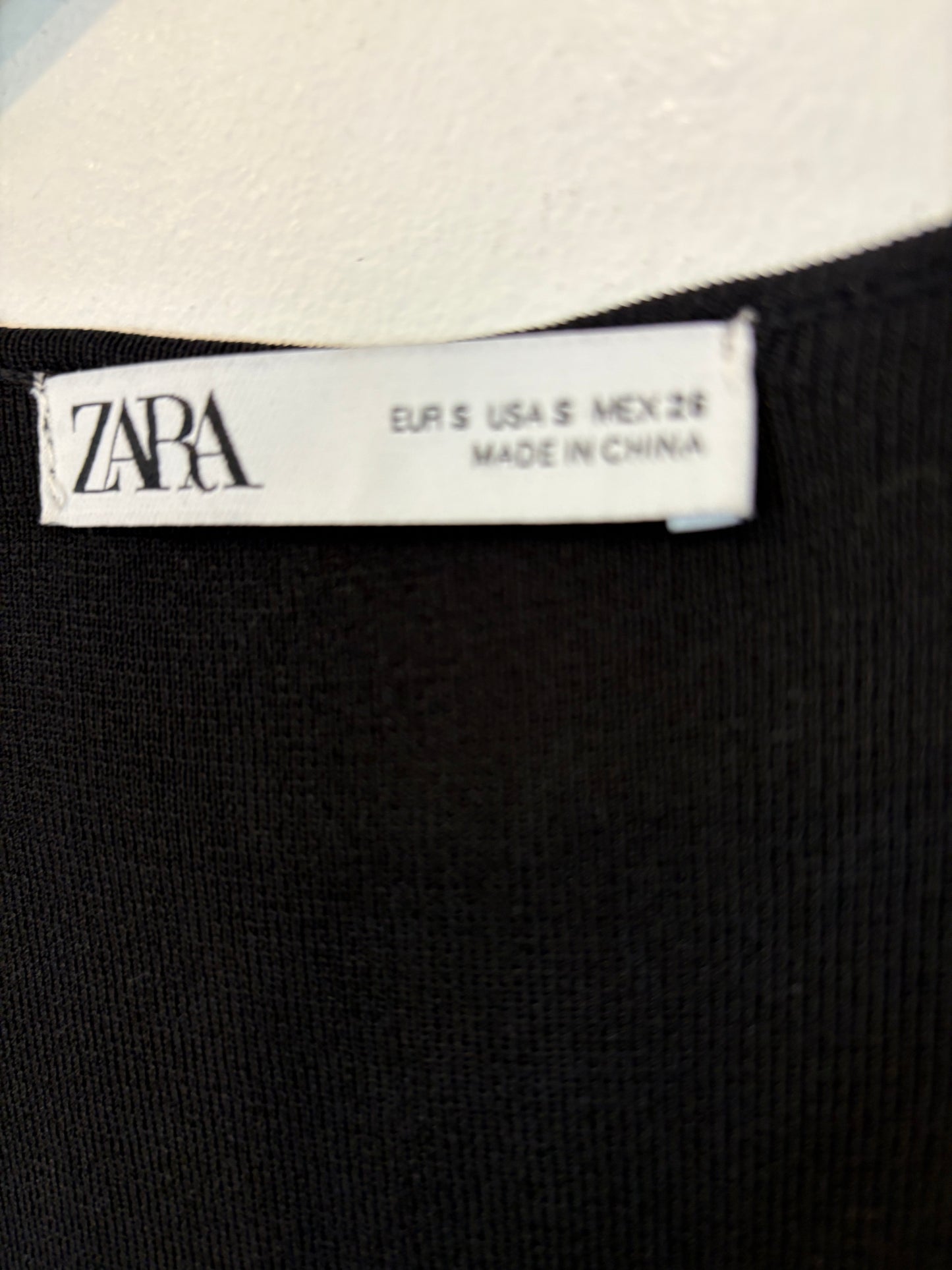 ZARA. Vestido detalle hombro. T S