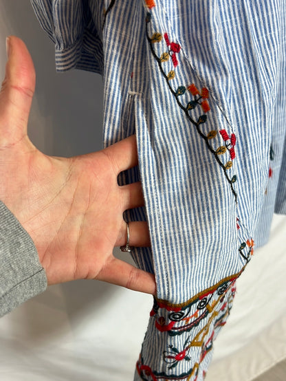 ZARA. Vestido rayas y bordados. T M