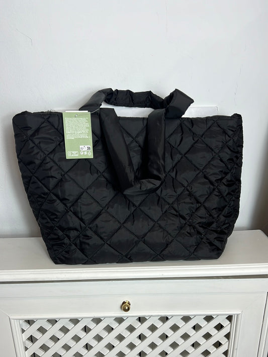 H&M. Bolso shopper negro acolchado
