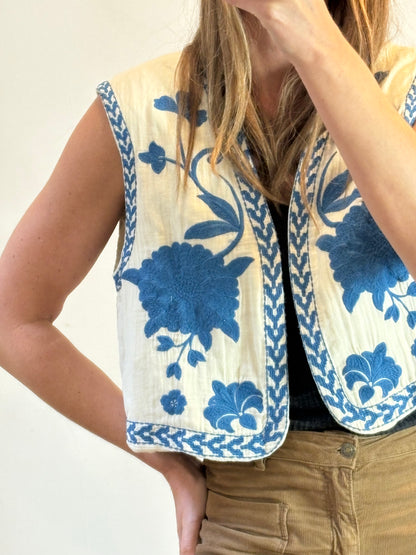 ZARA. Chaleco beige bordado azul