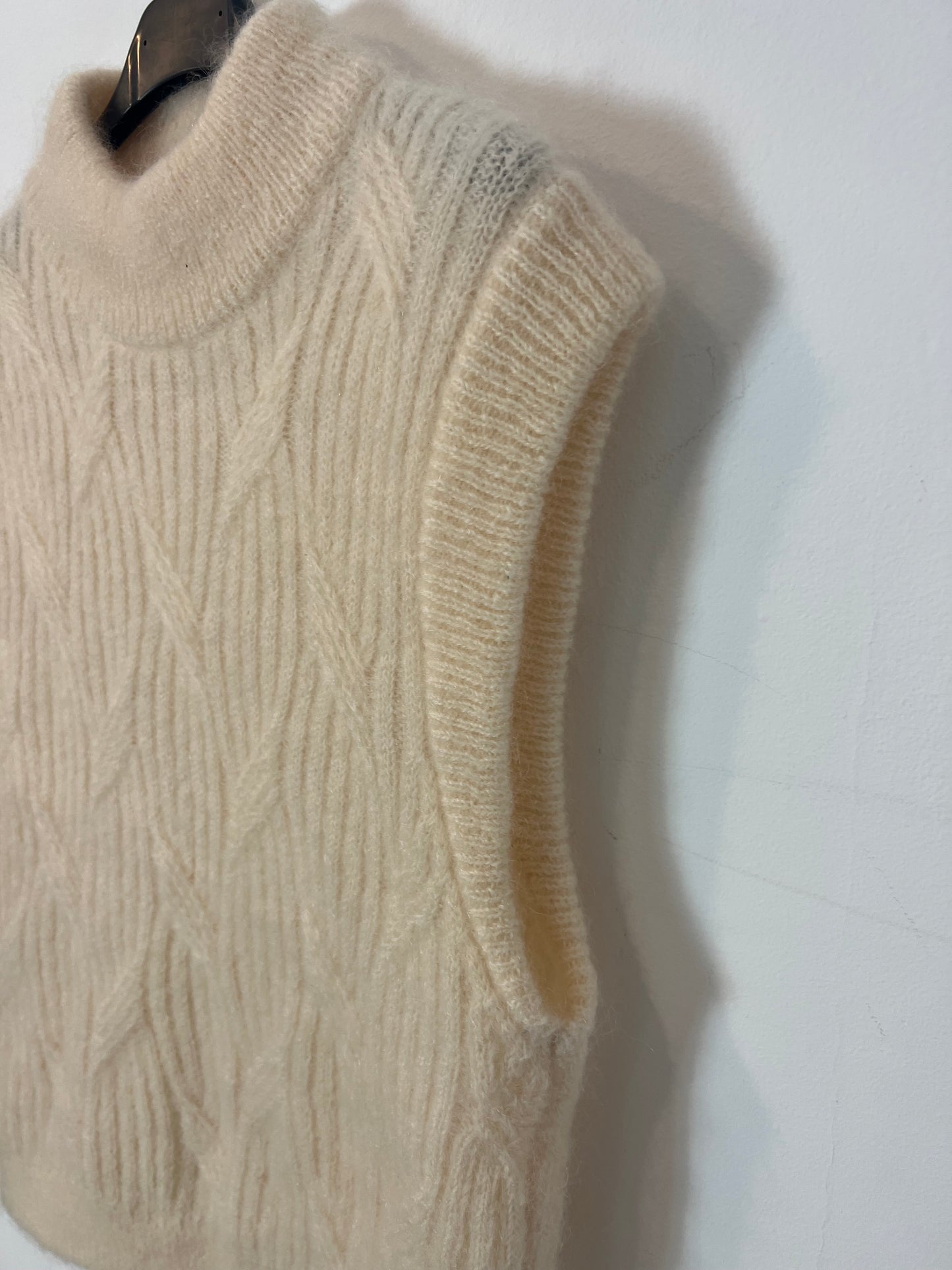 MAISON ANJE. Jersey sin mangas beige claro. T S