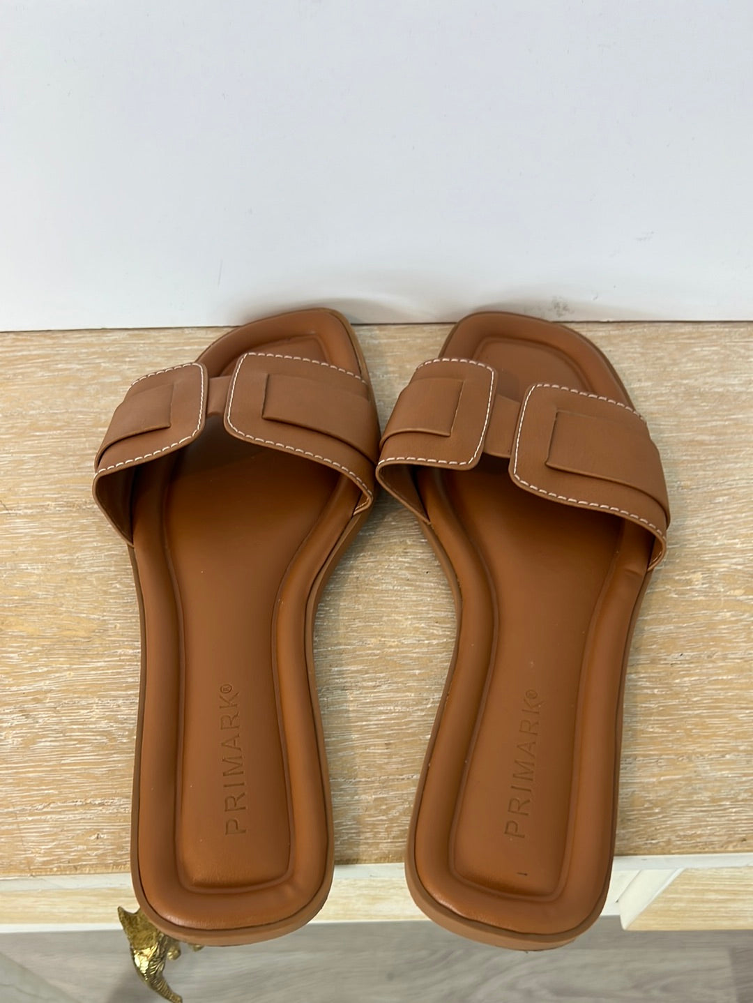 PRIMARK. Sandalia plana camel T.38