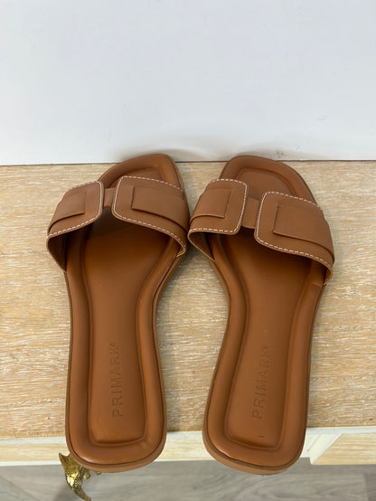 PRIMARK. Sandalia plana camel T.38