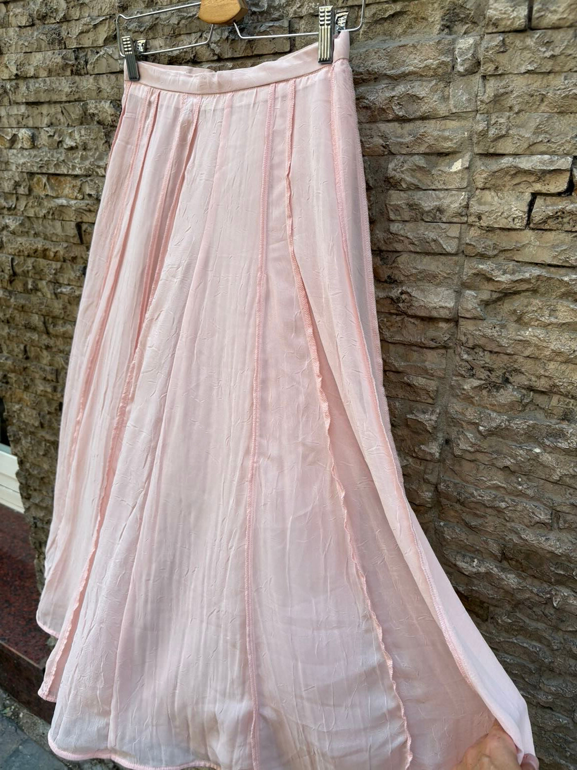 ZARA. Falda rosa claro vaporosa