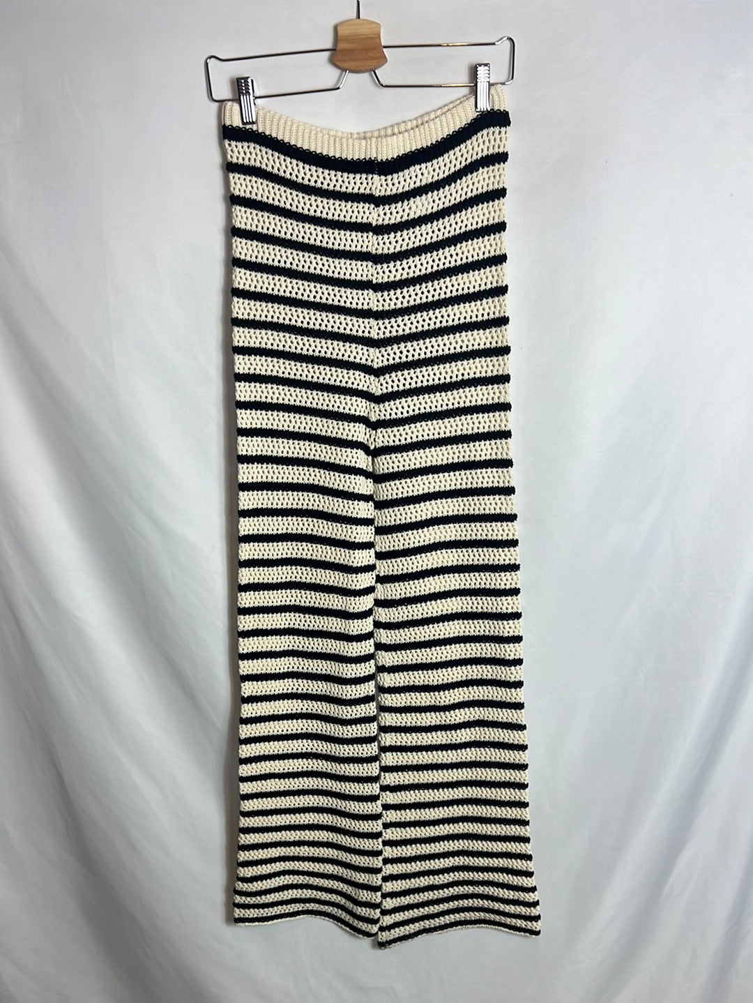 ZARA. Pantalón crochet beige y negro. T M