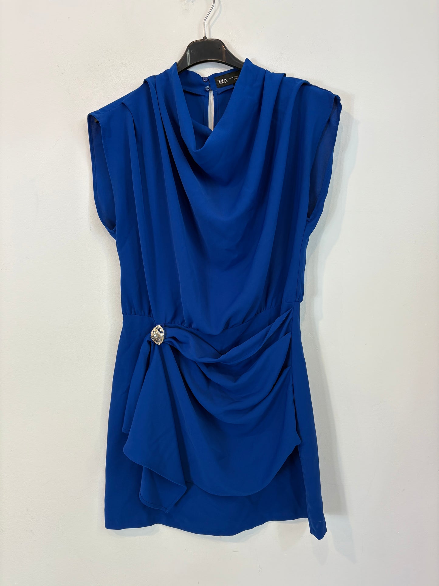 ZARA. Vestido corto azul broche. T M