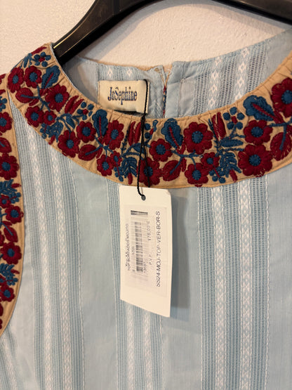 JOSEPHINE. Conjunto azul claro detalles bordados