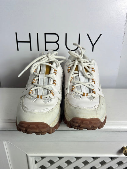 BERSHKA. Zapatillas bicolor  suela gruesa. T 37