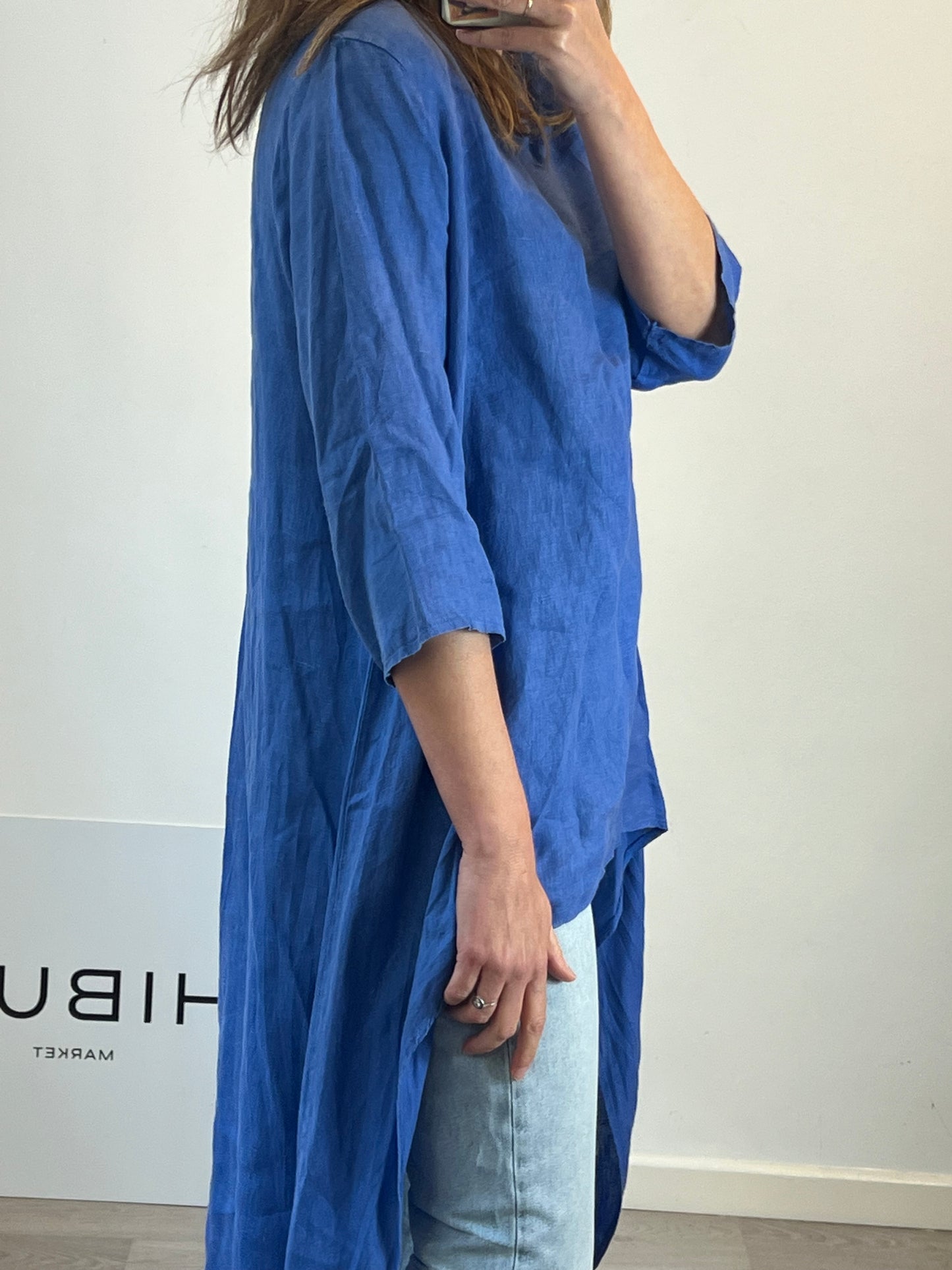 OTRAS. Top lino azul asimétrico. T M/L