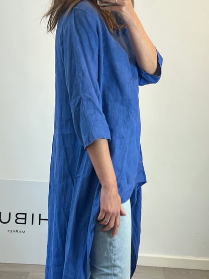 OTRAS. Top lino azul asimétrico. T M/L