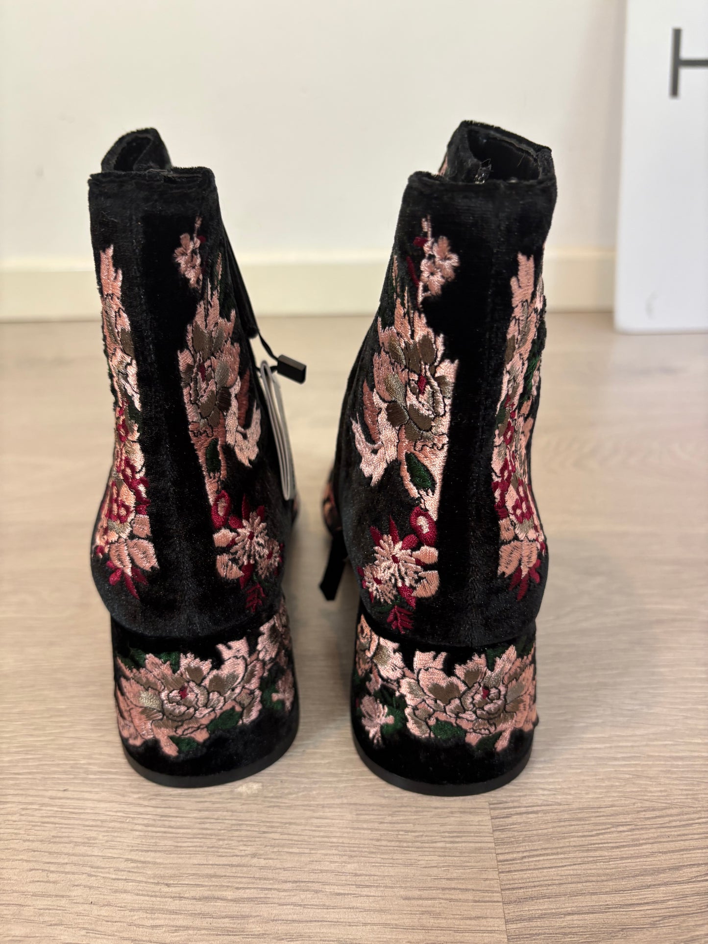 UTERQÜE. Botines negros bordados. T 40