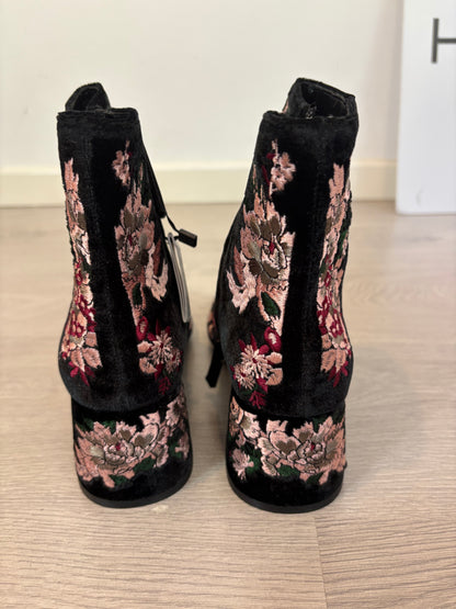 UTERQÜE. Botines negros bordados. T 40