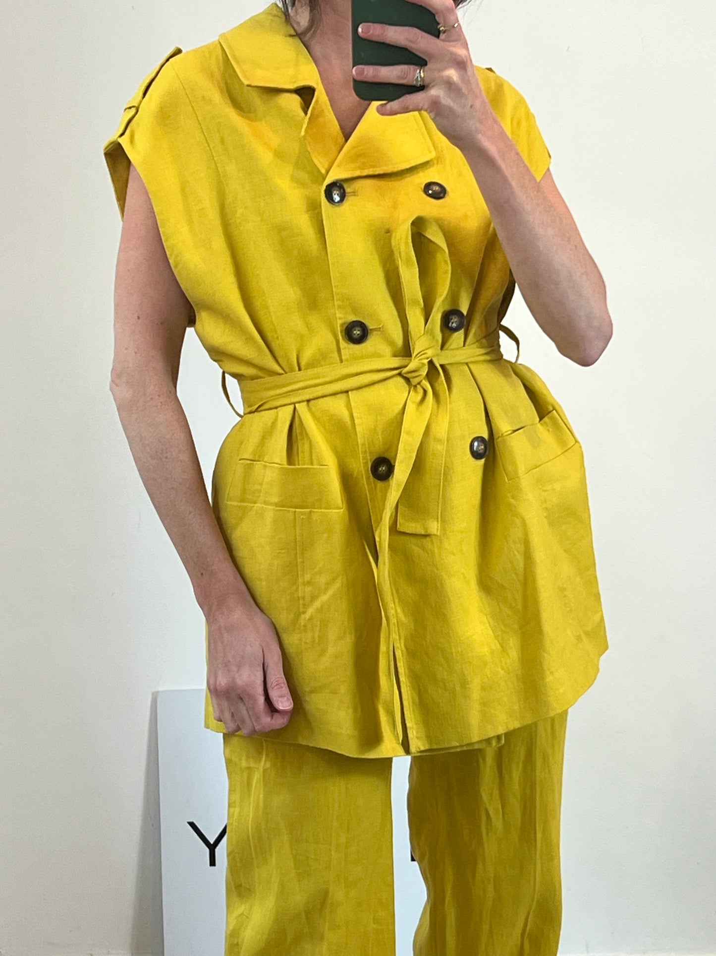 ZARA. Conjunto pantalón y chaleco lino mostaza. T S