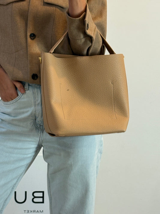 OTRAS. Bolso beige doble asa mediano