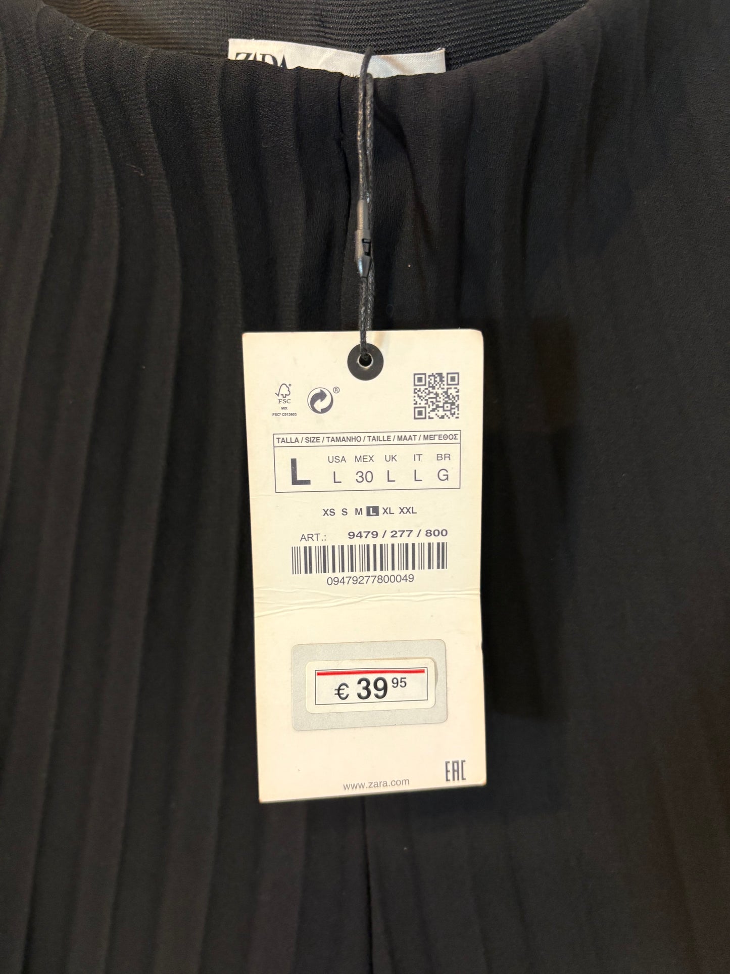 ZARA. Pantalón plisado negro fluido