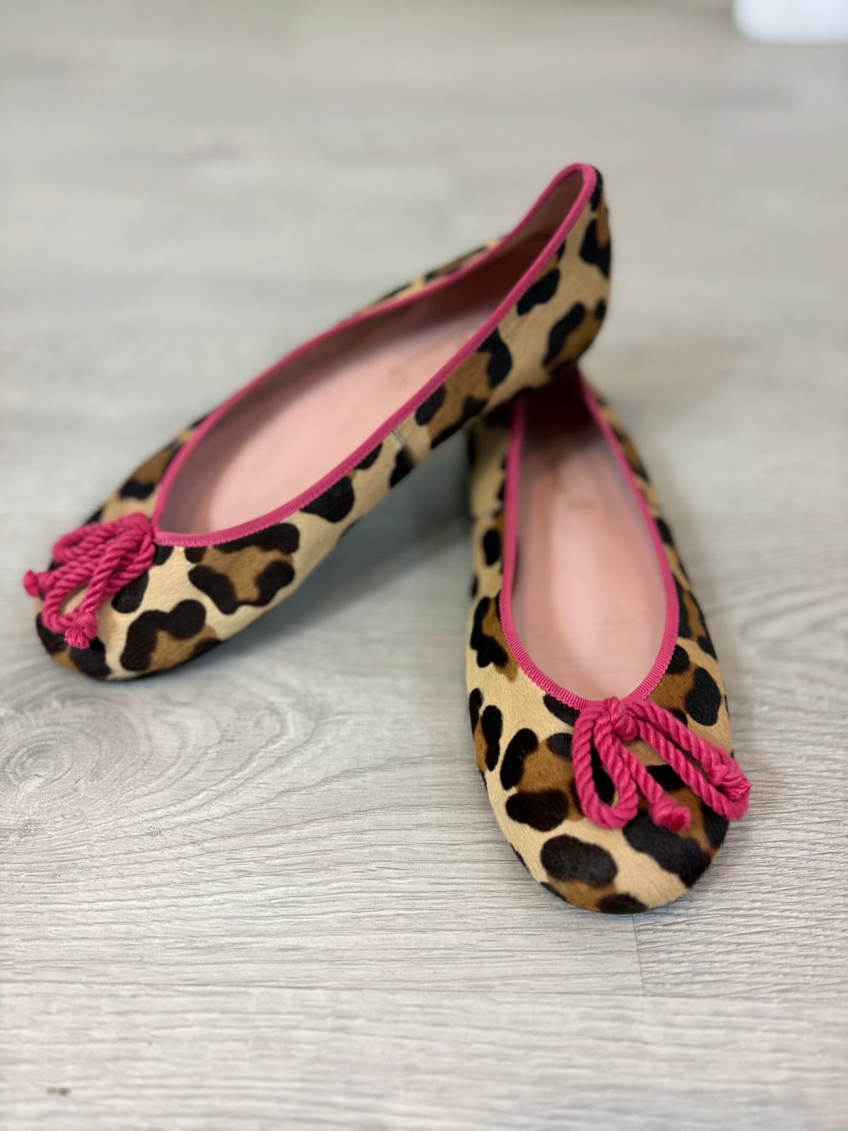 PRETTY BALLERINAS. Bailarinas piel textura detalles en fucsia. T 38