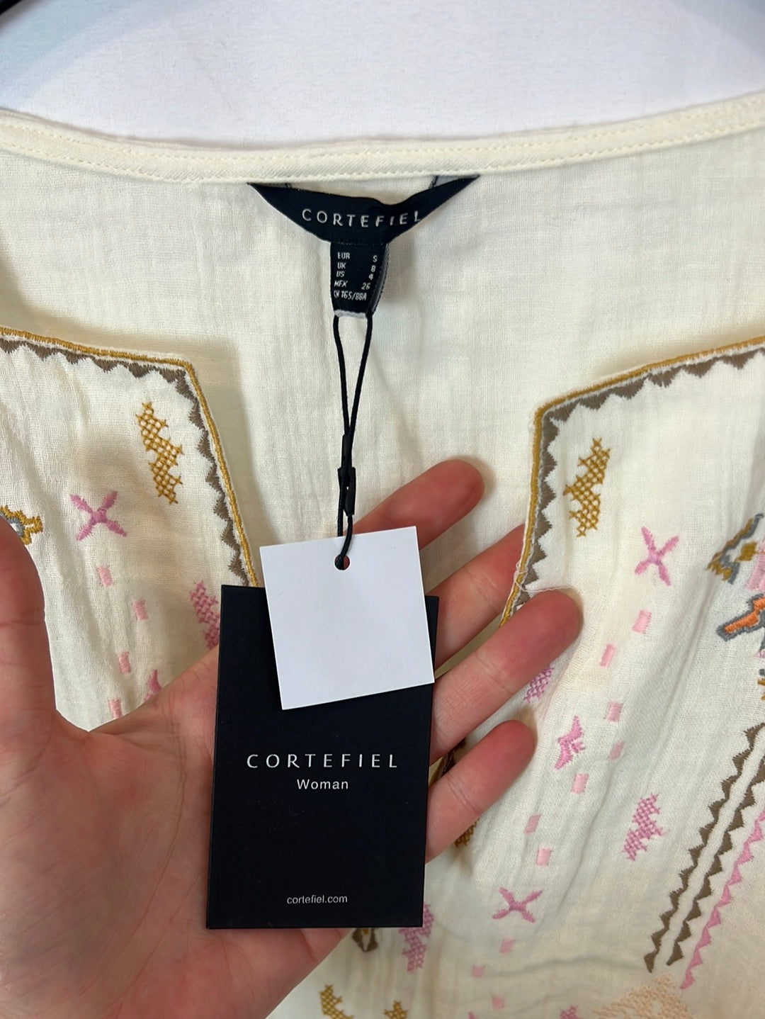 CORTEFIEL. Vestido beige corto bordado T.s