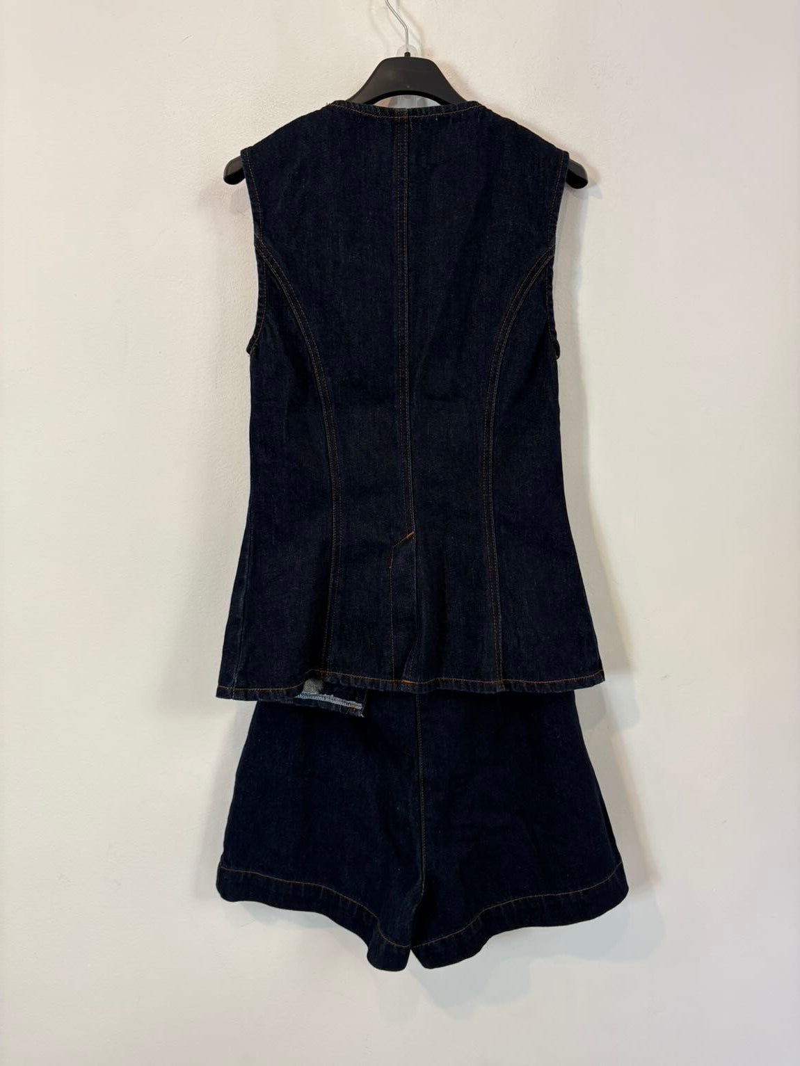 MESHKI . Conjunto denim chaleco y bermuda