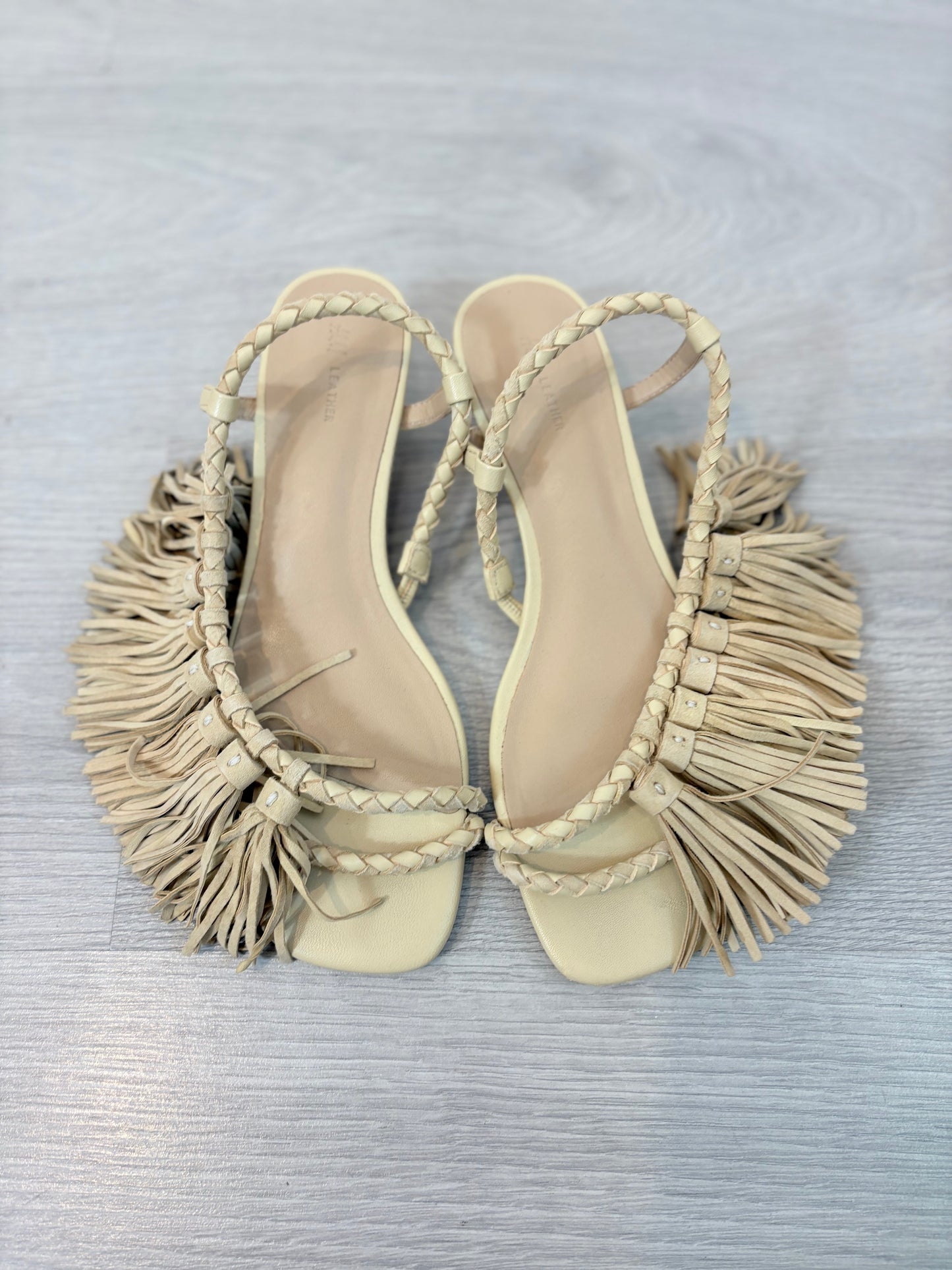 H&M. Sandalia piel con flecos. T 38