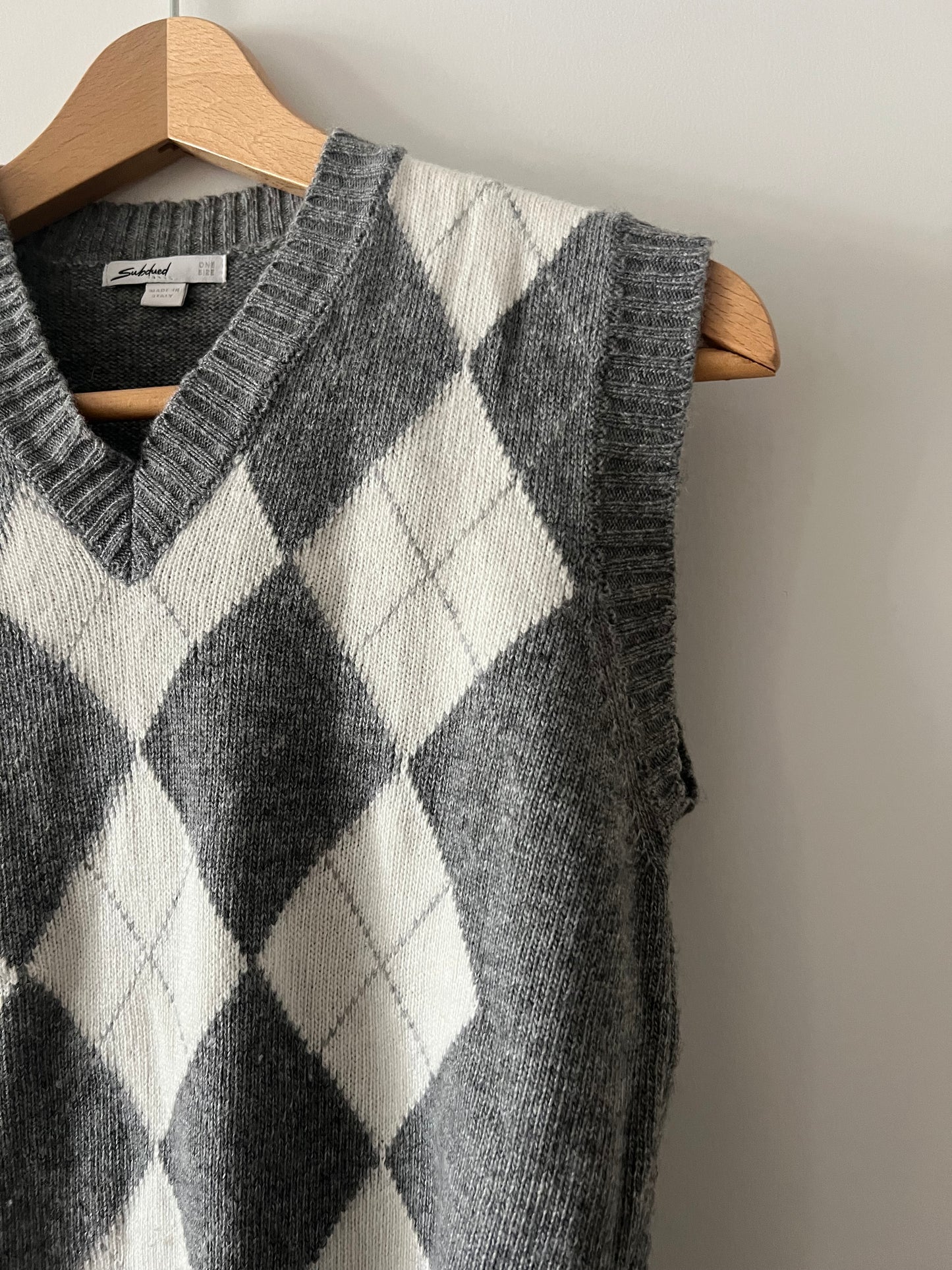 SUBDUED. Chaleco gris rombos