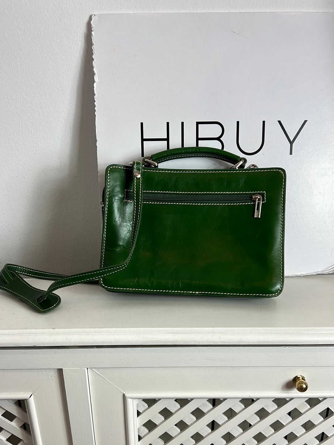 OTRAS. Bolso piel verde bolsillos