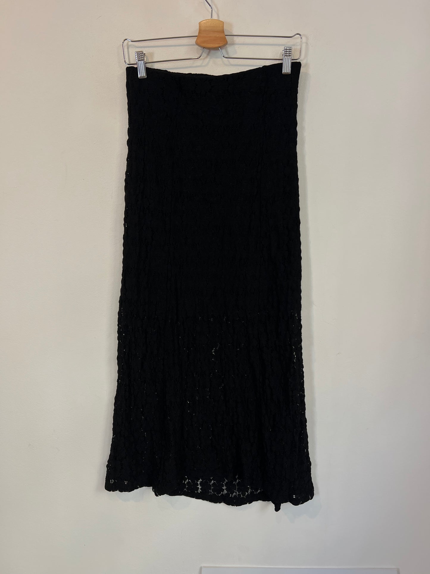 AWARE. Falda midi negra encaje06