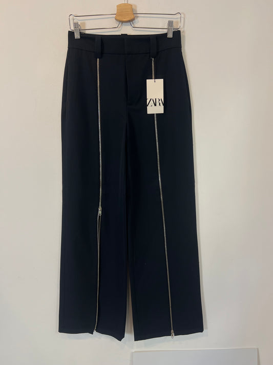 ZARA. Pantalón azul cremalleras. T S