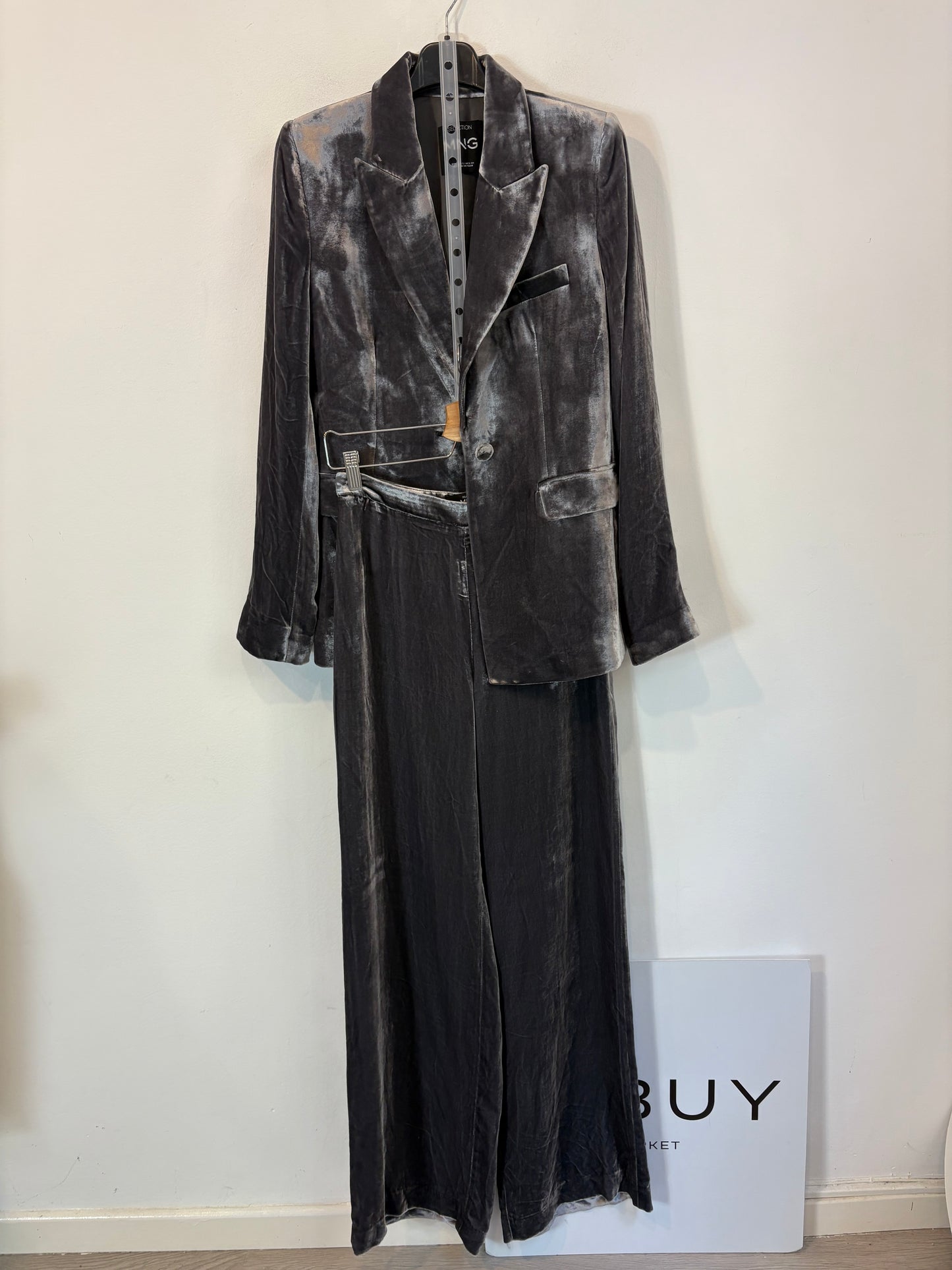 MANGO. Traje de chaqueta terciopelo gris