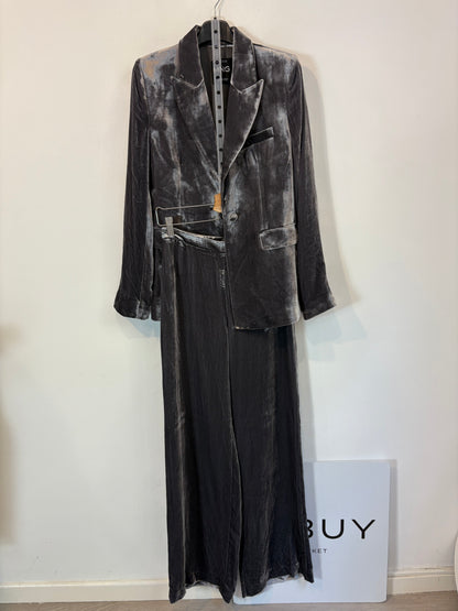 MANGO. Traje de chaqueta terciopelo gris
