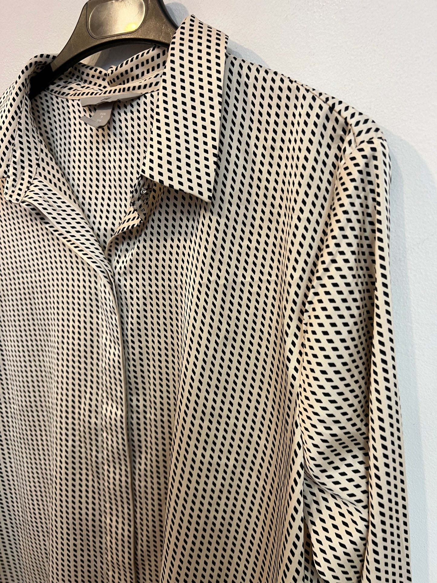 H&M. Blusa satinada beige estampada. T S