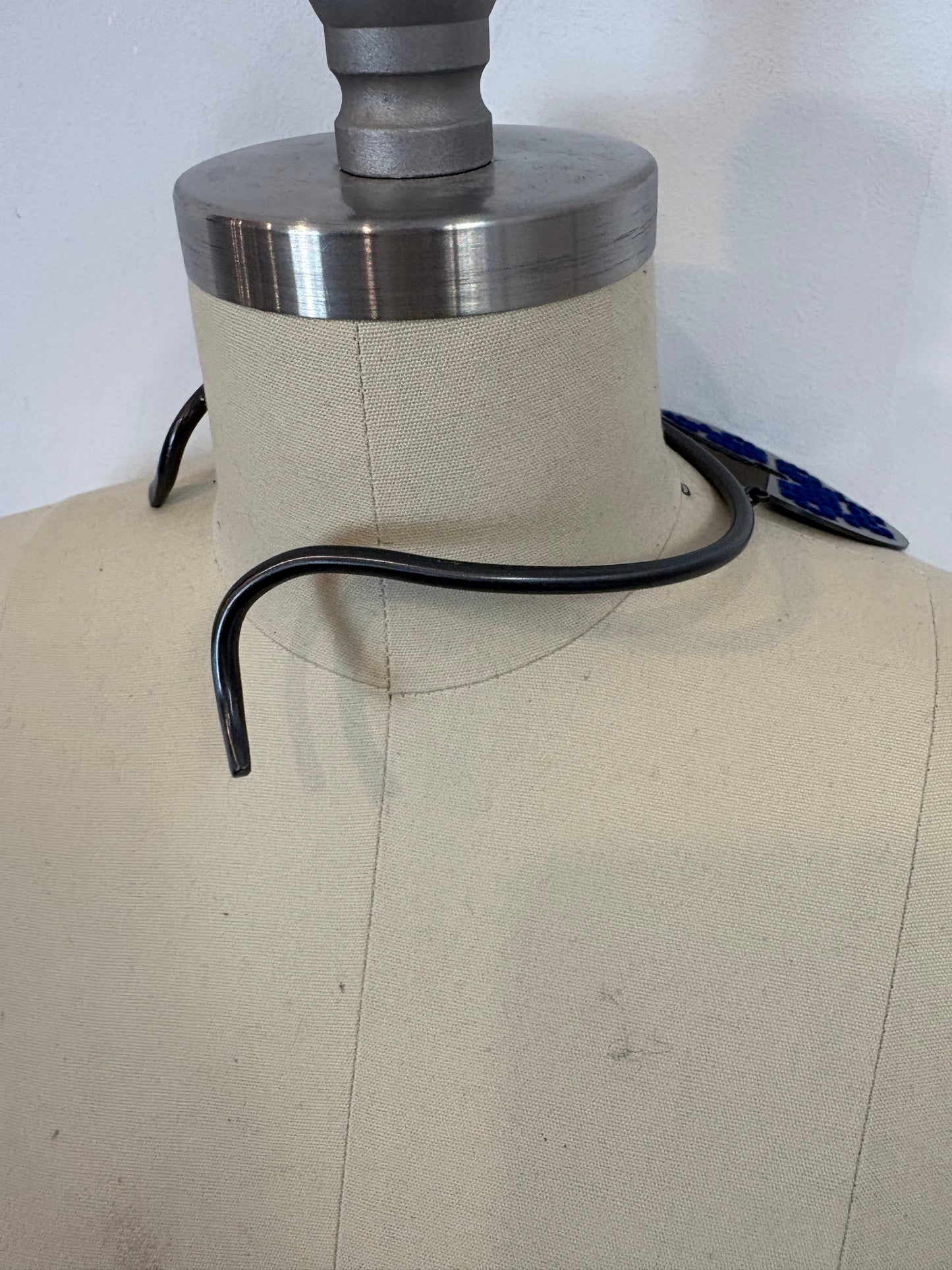 OTRAS. Gargantilla rígida bordado