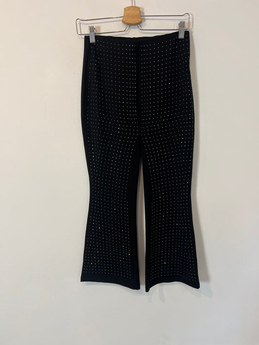 CHER. Pantalón negro capri tachas