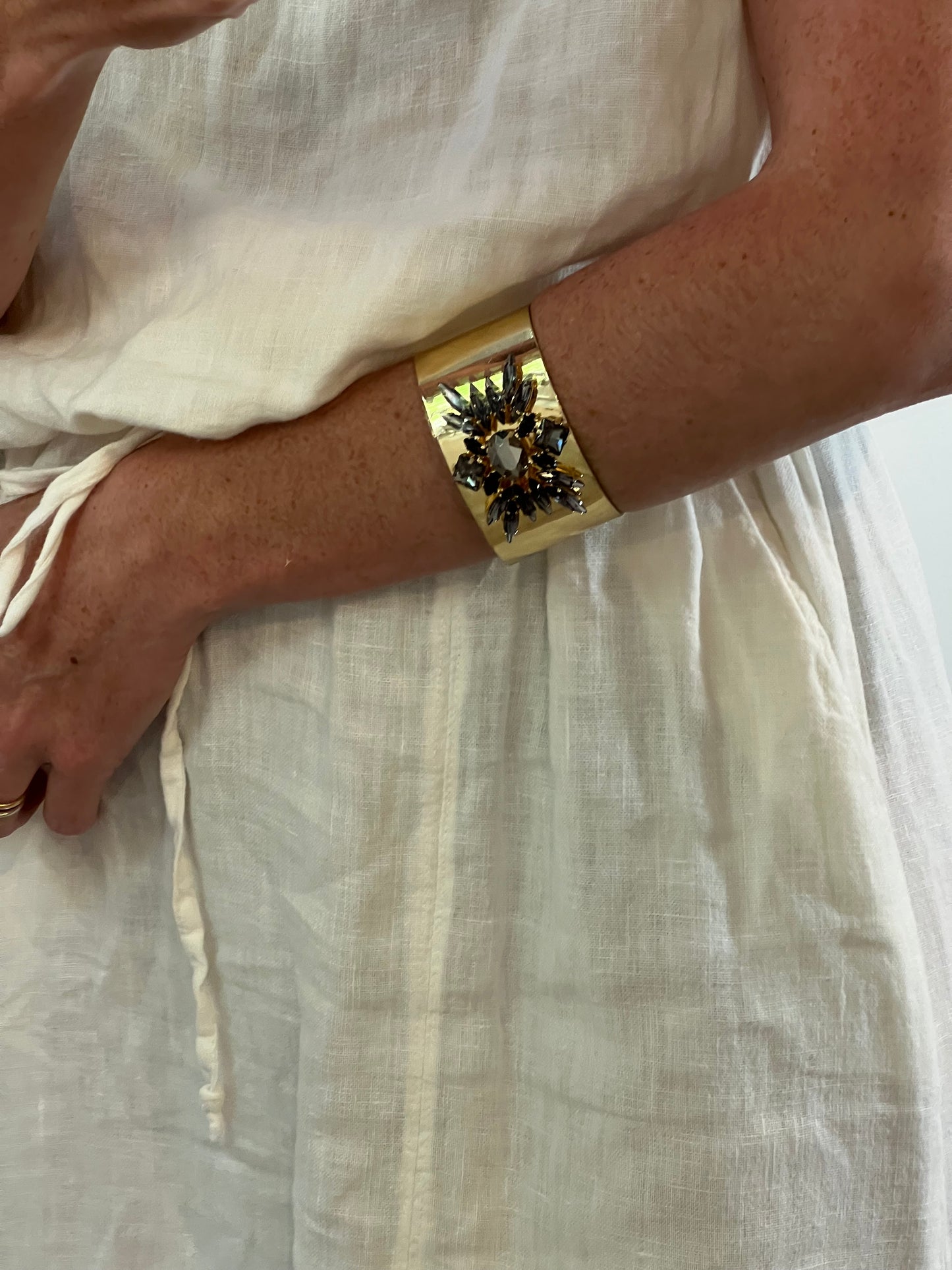 OTRAS. Pulsera dorada rígida