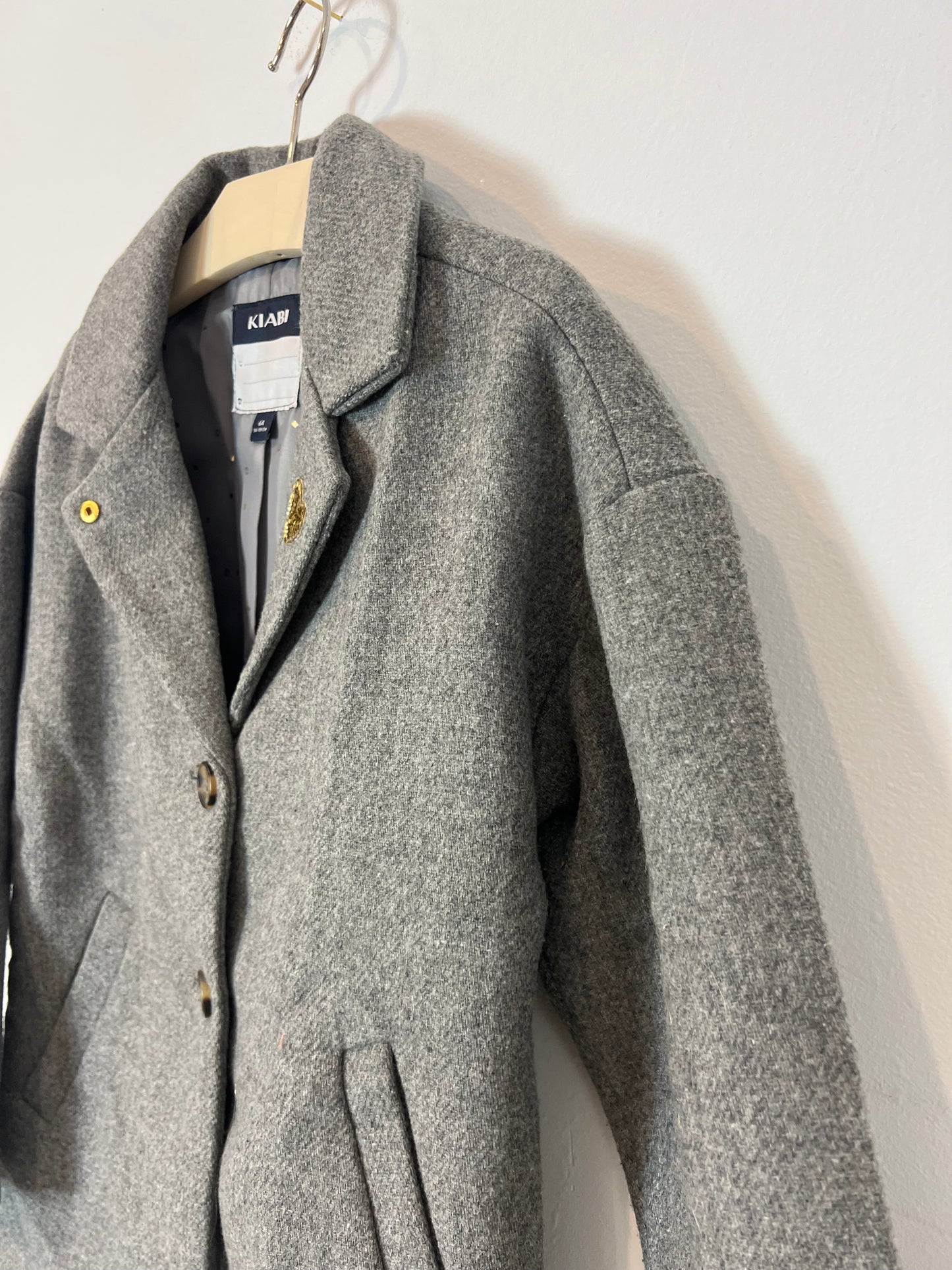 KIABI. Abrigo gris detalles solapa. T 6 años