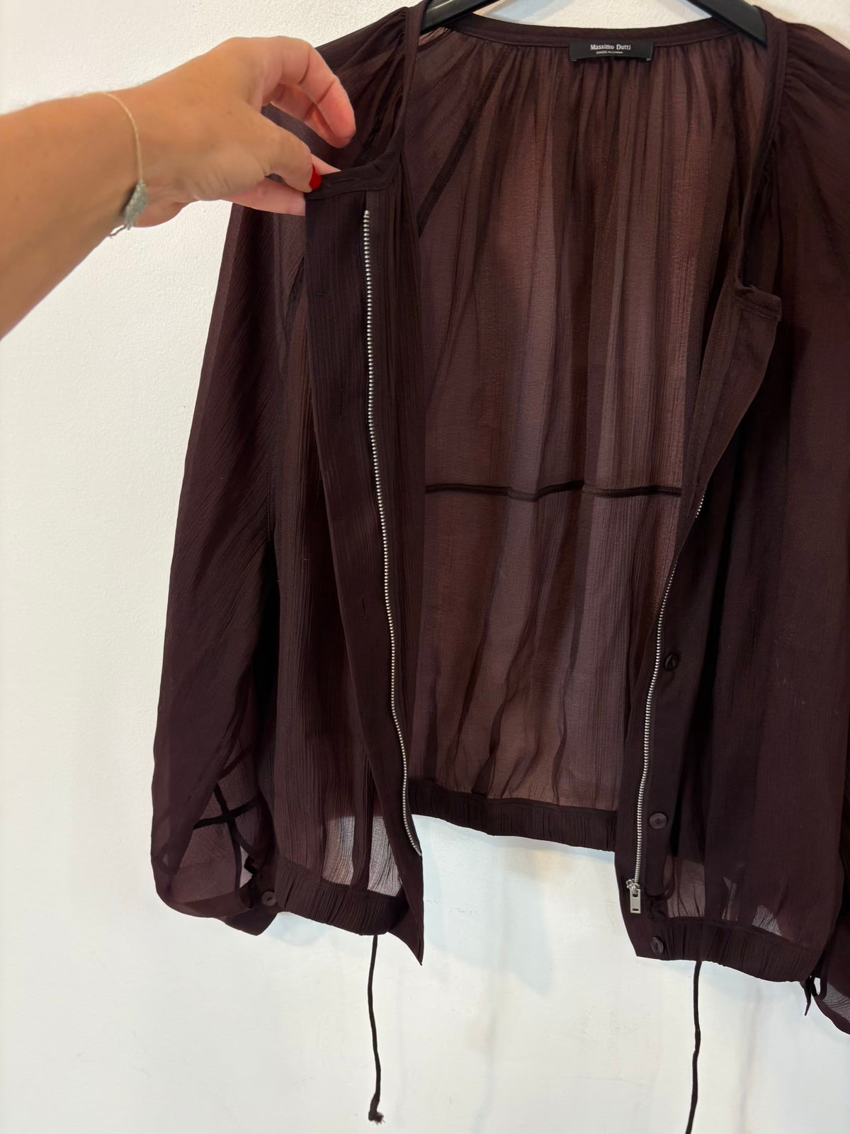 MASSIMO DUTTI. Blusa burdeos semitransparente